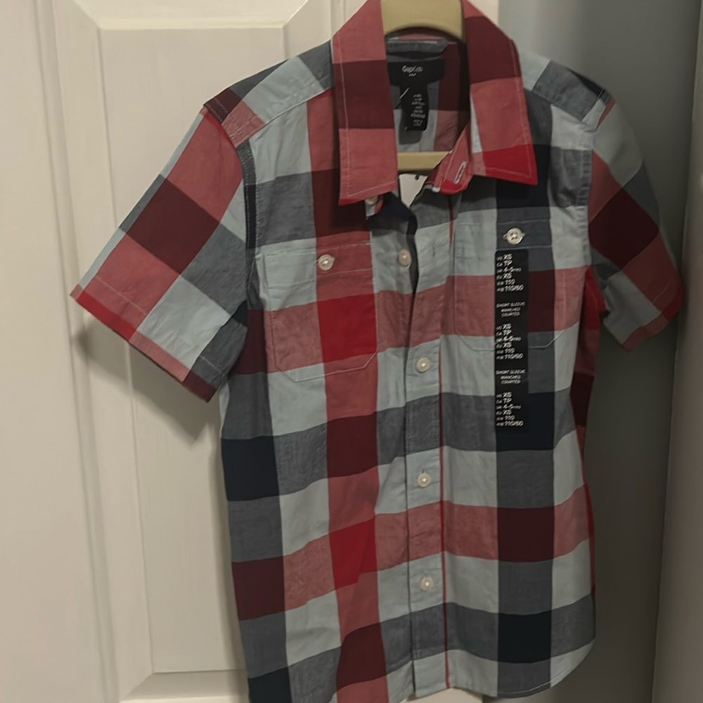 Gap short sleeve button down. Brand new. Tags attached